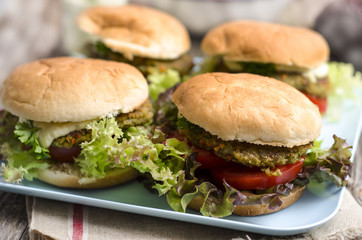 Vegetarische Bio-Hamburger mit Gemüsebratling
