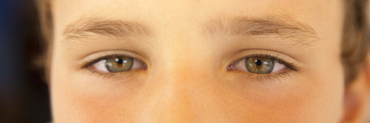 Fototapeta na wymiar Ojos verdosos de niño