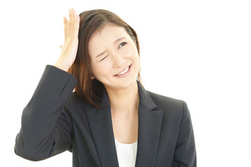 困った様子の女性