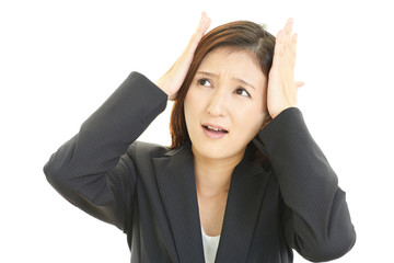 困った様子の女性