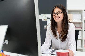 kreative junge frau arbeitet am pc