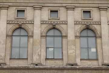 Fototapeta na wymiar фасад с арочными окнами