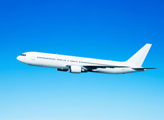 Fototapeta na wymiar airplane in the blue sky