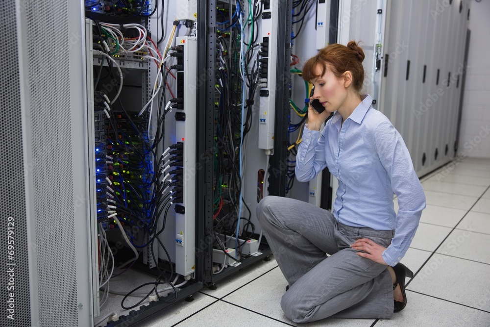 Aufkleber technician talking on phone while analysing server