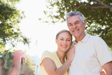 Obraz premium Happy senior couple embracing in the city