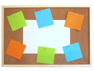 Papiers épinglés sur panneau de liège (mot note message vierge) © HowLettery Studio