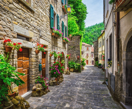 Fototapeta Włoska ulica w małym prowincjonalnym miasteczku Toskanii