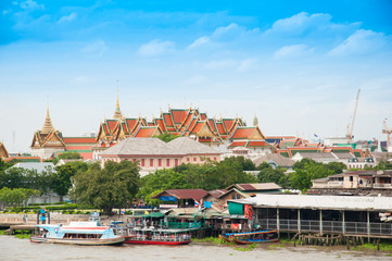 Fototapeta premium Thai royal grandpalace near the river