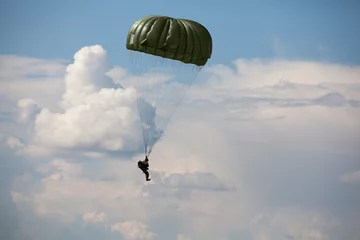 Crédence de cuisine en verre imprimé Sports aériens Parachutiste à la guerre