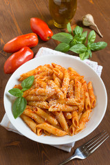 Penne con pomodoro e parmigiano, cucina italiana