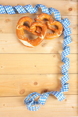 Bayrische Salzbretzel mit Luftschlangen auf Holzbrett
