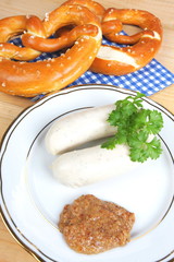 Teller mit Brezn und Weißwürsten