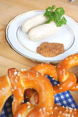 Teller mit Brezn und Weißwürsten