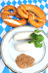 Teller mit Brezn und Weißwürsten