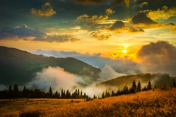 Tuinposter Geweldig berglandschap met mist en een hooiberg © seqoya