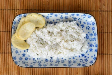 Foto auf Glas Aziatisch rijst eten met wit blauw servies © trinetuzun