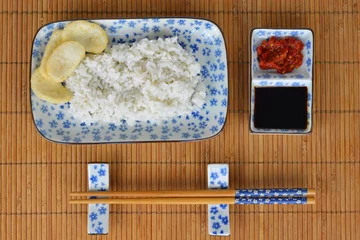 Foto auf Leinwand Aziatisch rijst eten met wit blauw servies © trinetuzun