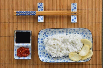 Rollo Aziatisch rijst eten met wit blauw servies © trinetuzun