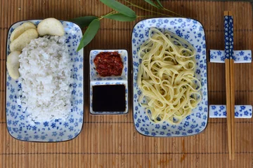 Tragetasche Aziatisch eten met wit blauw servies © trinetuzun