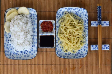 Foto auf Acrylglas Aziatisch eten met wit blauw servies © trinetuzun