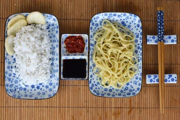 Rollo Aziatisch eten met wit blauw servies © trinetuzun
