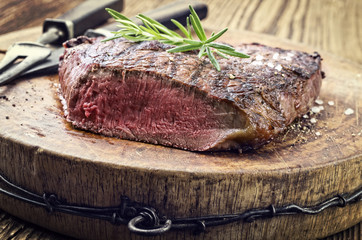 Grillsteak auf altem Schneidebrett