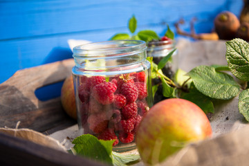 Leckere Brombeeren und Heidelbeeren im Glas