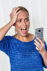Frau ist über SMS geschockt © Gina Sanders