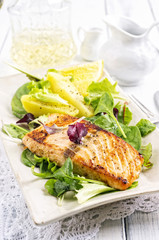 Lachsfilet mit Salat