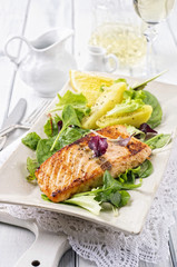 Lachsfilet mit Salat
