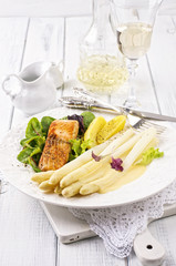 Spargel mit Lachsfilet