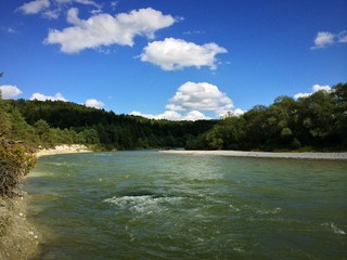 Isar strömt durchs Tölzer Land