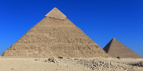 Fototapeta na wymiar Les pyramides