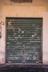 Saracinesche verde vecchia, negozio chiuso
