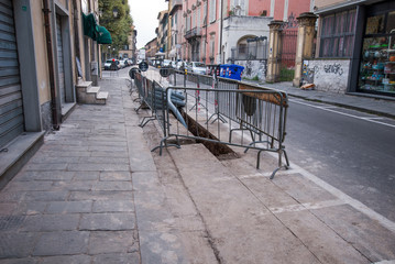 Fototapeta premium Cantiere lavori in corso, segnali di rifacimento stradale