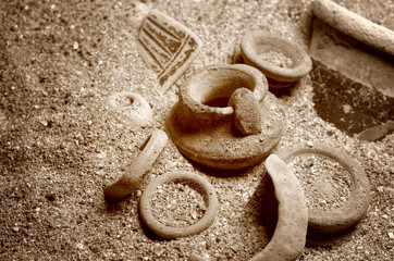 pezzi di vasi antichi su sabbia - obrazy, fototapety, plakaty