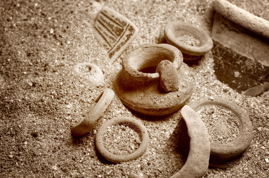 pezzi di vasi antichi su sabbia