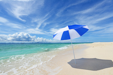 Obraz na płótnie Canvas 南国沖縄の綺麗な珊瑚の海と夏空