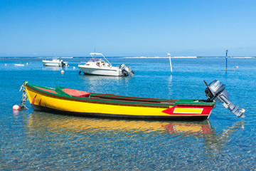Naklejka na ściany i meble barque dans le lagon de la Réunion