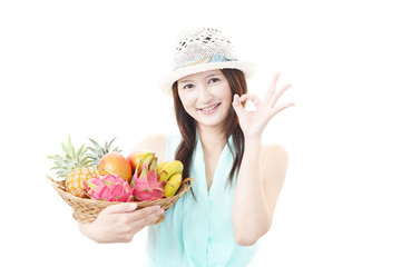 果物を持つ笑顔の女性