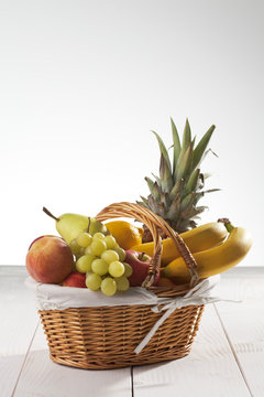 Obstkorb mit Fr&uuml;chte, weisser Holzuntergrund