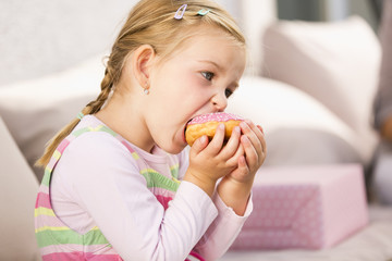 Junges Mädchen ißt Donut