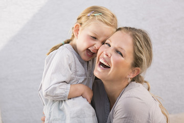 Mutter und Tochter Wange an Wange