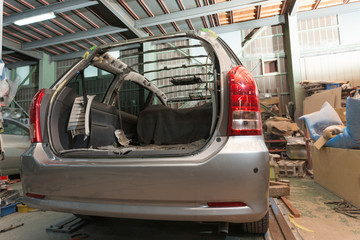 自動車の修理　屋根の交換