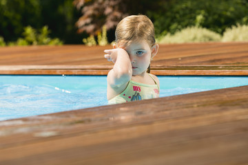 Junges Mädchen spielt im Swimming Pool
