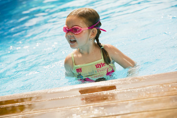 Junges Mädchen spielt im Swimming Pool