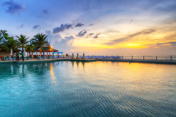 Obraz premium Tropical sunset at the swimming pool in Thailand
