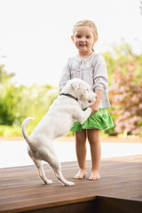 Junges mädchen tanzt draußen mit ihrem Hund