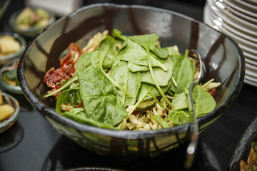 Frischer Salat in Salatschüssel mit Spinatblätter