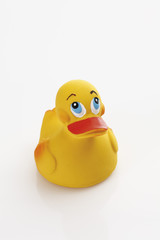 Gummi-Ente auf weißem Hintergrund